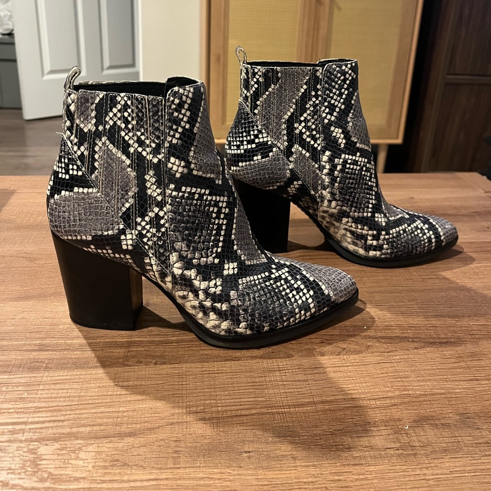 Marc Fisher Ava Black Snakeskin Pointed Chelsea Bootie - BRAND NEW- Size W 8
